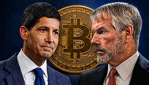 Kevin Warsh und Michael Saylor schauen sich an. Hinter ihnen ist eine Bitcoin-Münze.