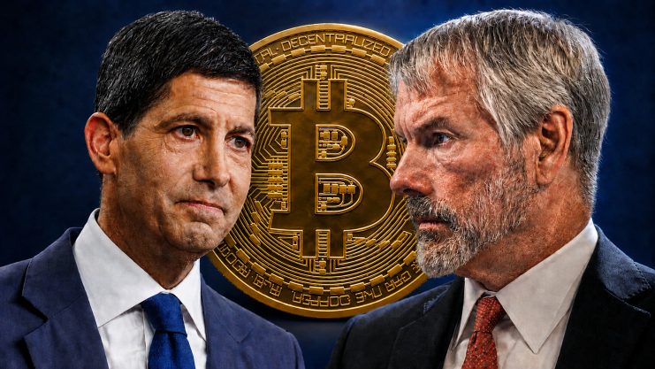 Kevin Warsh und Michael Saylor schauen sich an. Hinter ihnen ist eine Bitcoin-Münze.