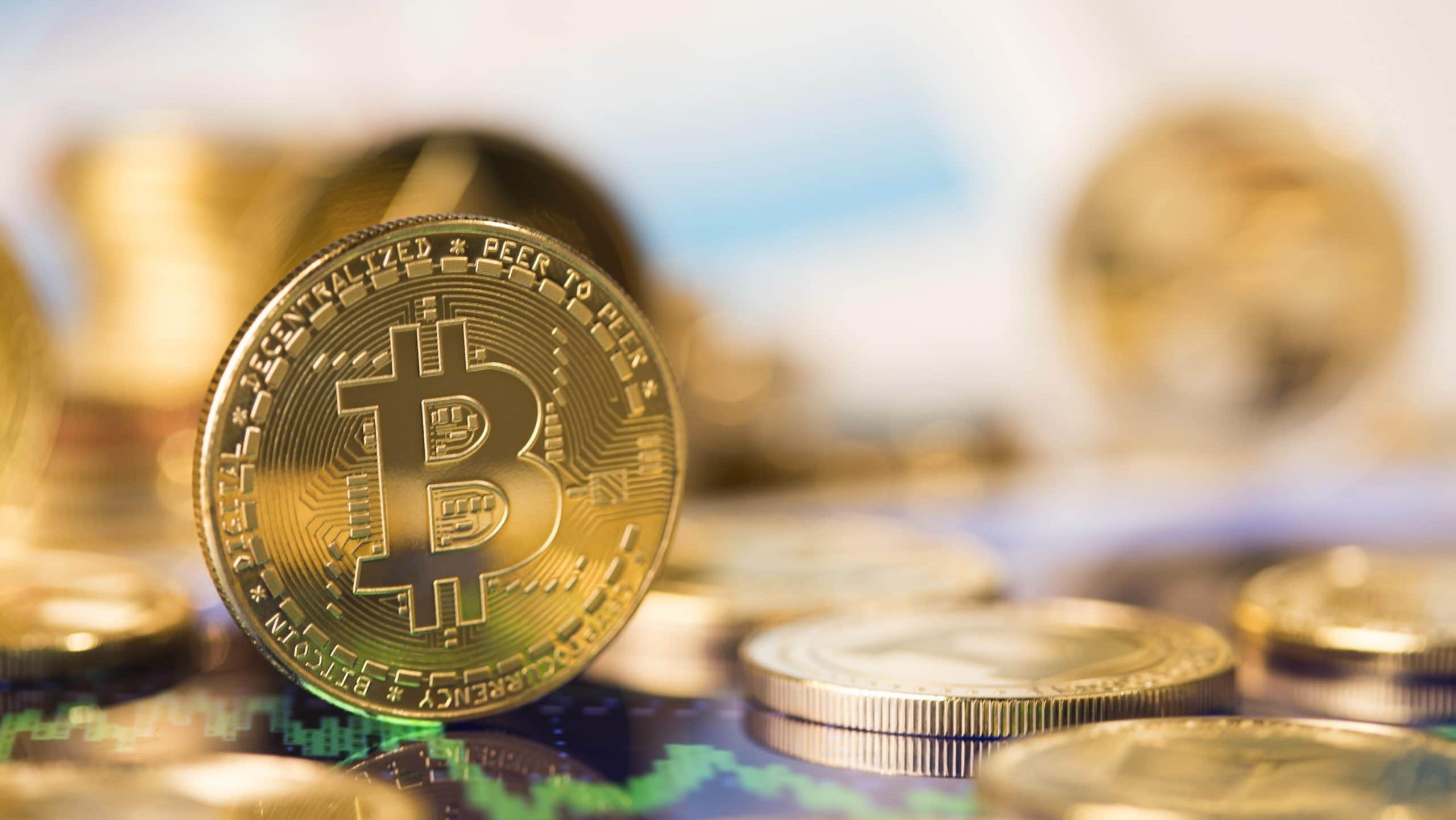 Das Bild zeigt eine Bitcoin-Münze