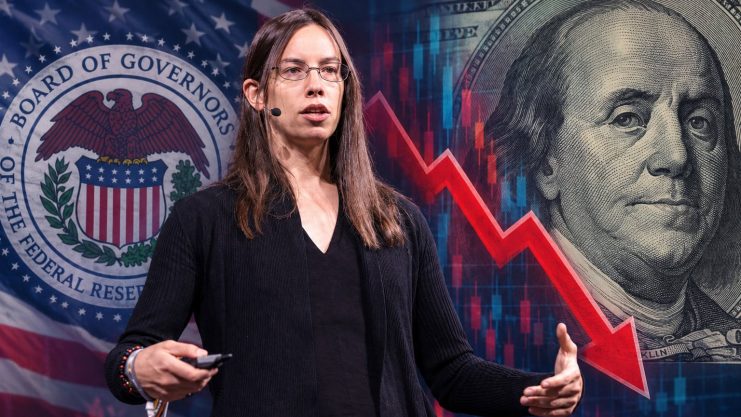 Bildmontage zum Interview mit Lyn Alden über die Grenzen der US-Geldpolitik, mit dem Siegel der Federal Reserve, einem Abwärtspfeil und einer US-Dollar-Note.