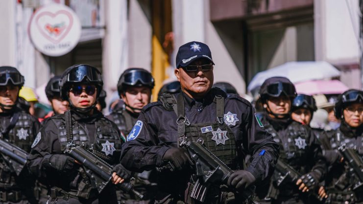 Das Bild zeigt mexikanische Polizisten