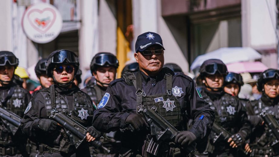 Das Bild zeigt mexikanische Polizisten