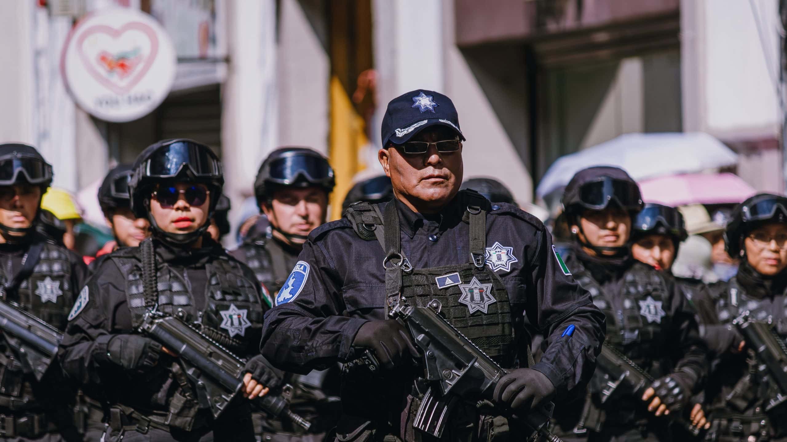 Das Bild zeigt mexikanische Polizisten