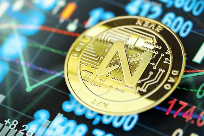 Eine Near-Münze vor einem Chart