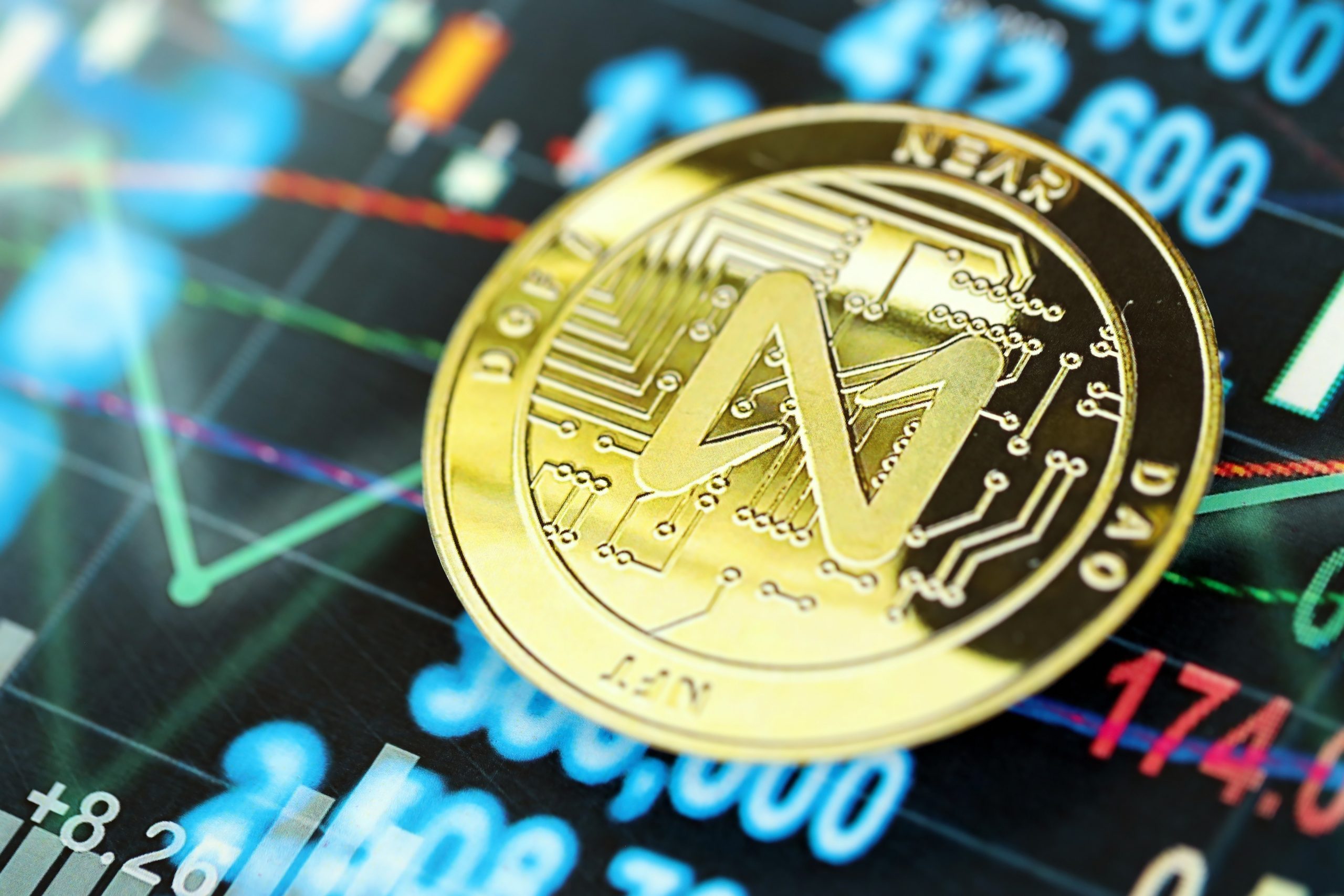 Eine Near-Münze vor einem Chart