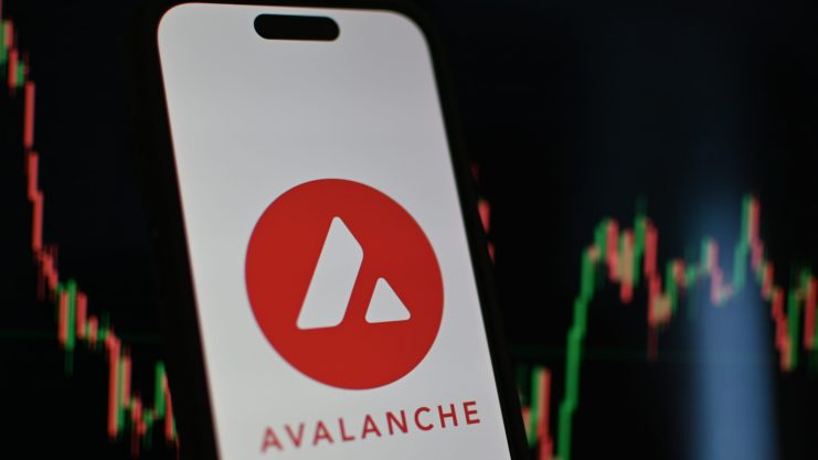Das Bild zeigt das Avalanche-Logo auf einem Smartphone