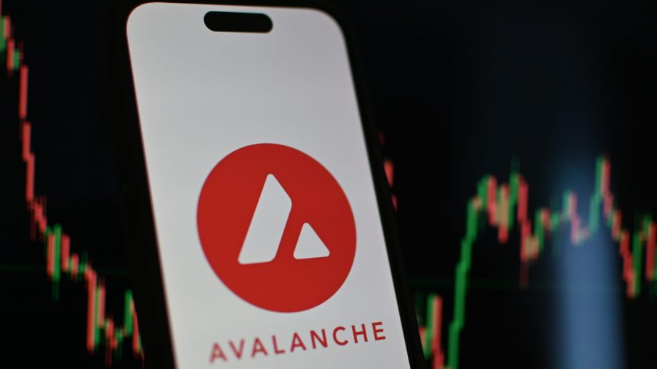 Das Bild zeigt das Avalanche-Logo auf einem Smartphone