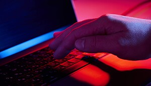Eine Hand auf einem Laptop
