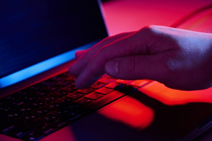 Eine Hand auf einem Laptop