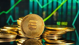 Eine Solana-Münze vor einem Chart