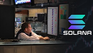 Solana-Logo neben einem Börsenhändler an einem Arbeitsplatz mit mehreren Handelsbildschirmen