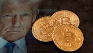Das Bild zeigt Donald Trump und Bitcoin Münzen