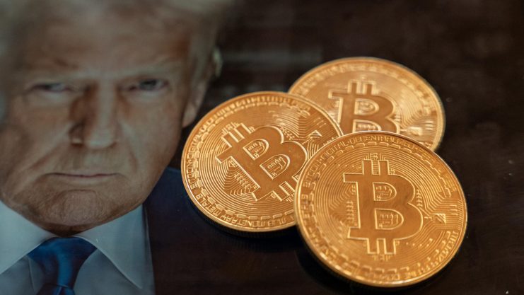 Wann werden aktiv Bitcoin gekauft? Das Bild zeigt Donald Trump und Bitcoin Münzen