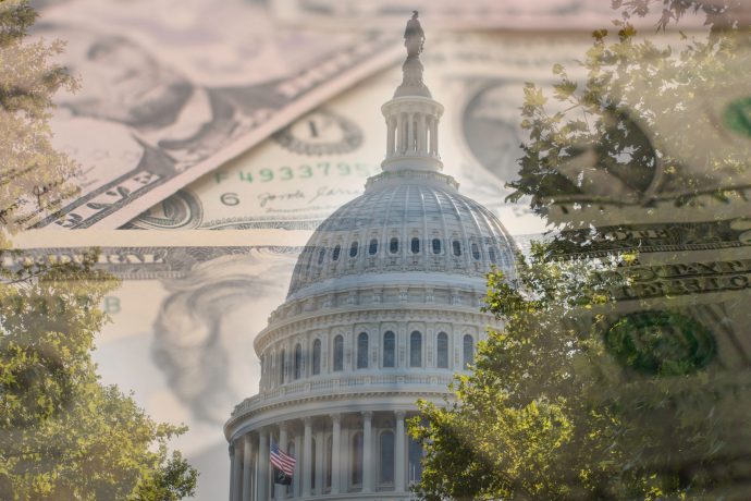 US-Kapitol in Washington hinter transparent überlagerten Dollarnoten, Symbol für US-Renditen und Staatsanleihen