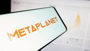 Das Bild zeigt das Metaplanet-Logo auf einem Smartphone