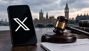 Ein X-Logo neben einem symbolischen Richterhammer vor einem schlichten, neutralen Hintergrund.