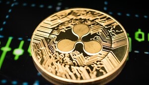 Eine XRP-Münze liegt auf einem Chart