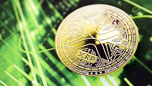 Ripple-Münze vor grünem Kurs-Chart.