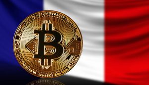 Eine goldene Bitcoin-Münze, die die Macht des Bitcoin-Minings symbolisiert, wird vor der französischen Flagge gezeigt.