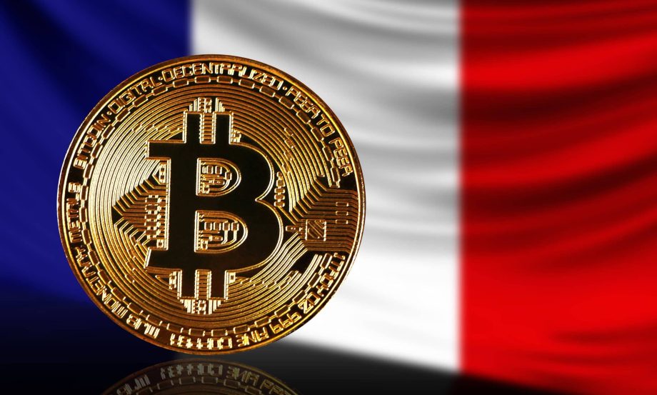 Eine goldene Bitcoin-Münze, die die Macht des Bitcoin-Minings symbolisiert, wird vor der französischen Flagge gezeigt.
