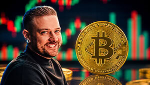 Krypto-Trading-Experte Florian Sondershausen vor einer goldenen Bitcoin-Münze und einem Kurschart mit roten und grünen Kerzen.