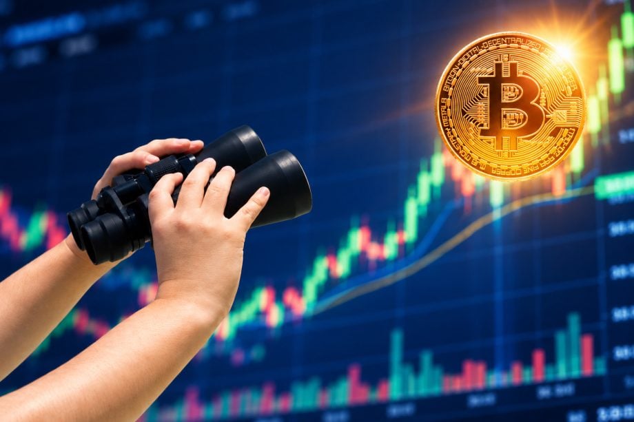 Hände mit Fernglas vor einem steigenden Bitcoin-Kurschart, während eine goldene Bitcoin-Münze im Fokus steht.