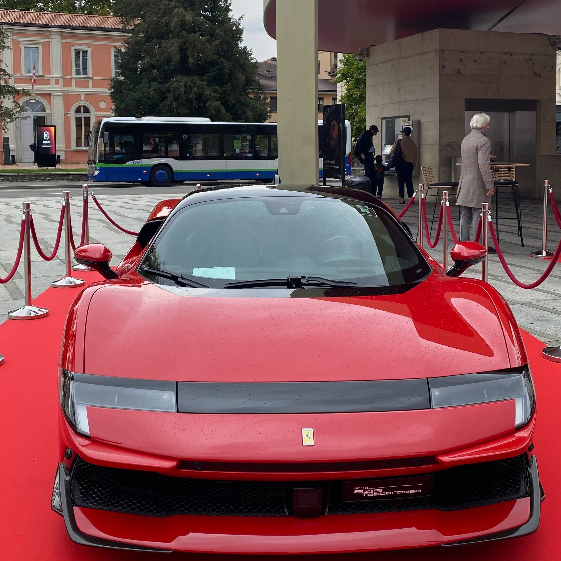 Das Bild zeigt einen Ferrari.