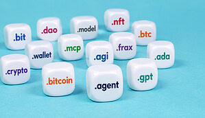 Weiße Würfel mit Domain-Endungen wie .bitcoin, .crypto, .wallet, .agent und .gpt auf türkisfarbenem Hintergrund.