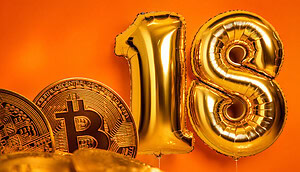 Goldene Luftballons in Form der Zahl 18 neben mehreren Bitcoin-Münzen vor einem orangefarbenen Hintergrund.