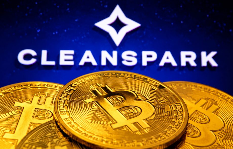 CleanSpark Logo mit weißem Stern-Symbol und Schriftzug vor einer dunkelblauen Wand mit Sternenmuster