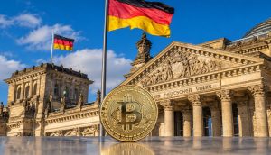 Das Bild zeigt eine Bitcoin-Münze vor dem Reichstag.