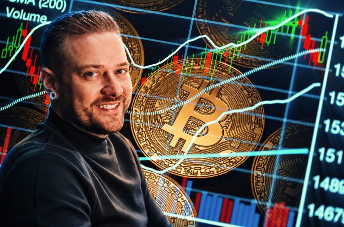 Trading-Experte vor Bitcoin-Münzen und einem Chart mit Kursverläufen und Candlesticks.