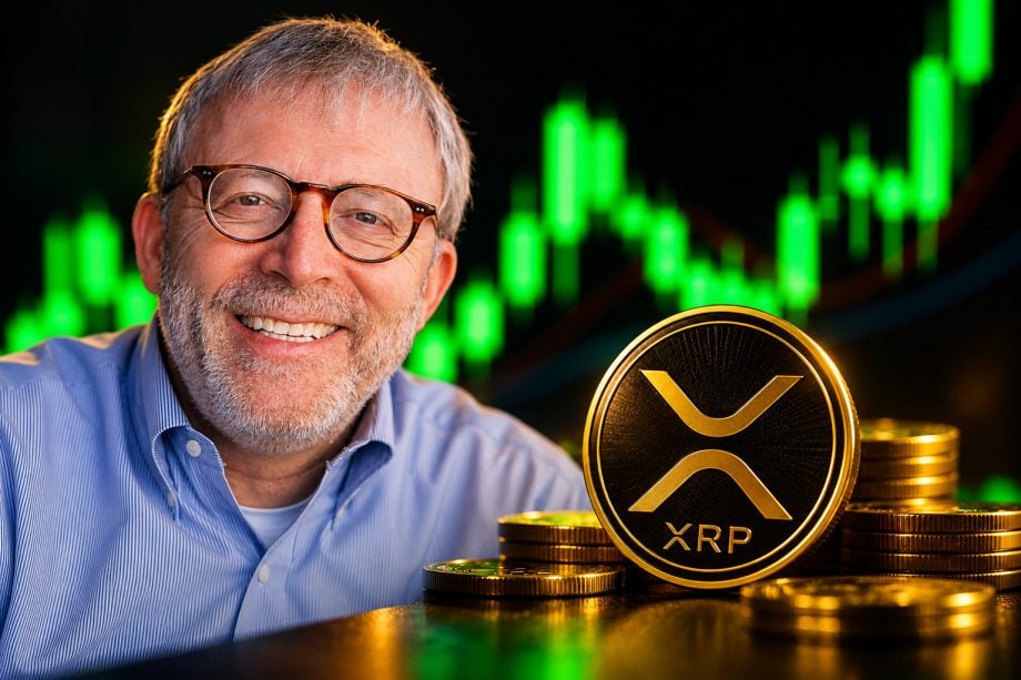 Lächelnder Mann mit XRP-Münze und Börsenchart