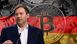 Lars Klingbeil vor einem Bitcoin-Motiv mit deutscher Flagge im Hintergrund.