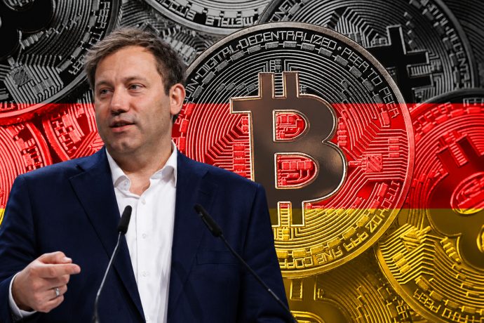 Lars Klingbeil vor einem Bitcoin-Motiv mit deutscher Flagge im Hintergrund.