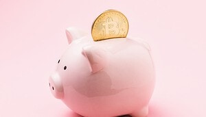 Bitcoin Sparschwein mit Bitcoin Münze im Sparschlitz