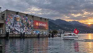 Das Bild zeigt einen Astronauten und das Bitcoin-Logo und ein Schiff mit einer Schweizer Flagge.