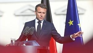 Schloss Bellevue, Staatsbesuch des französischen Präsidenten: Emmanuel Macron vor einer EU-Fahne