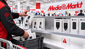 Ein MediaMarkt Mitarbeiter räumt Ledger in einer Regal ein