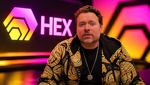 Richard Heart, Gründer der Kryptowährung HEX, vor einem pink-orange leuchtenden Hintergrund mit dem HEX-Logo.
