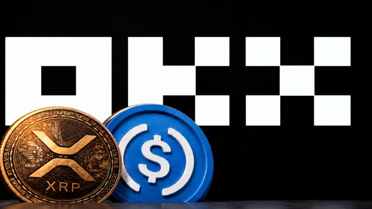 Eine XRP-Münze und ein USDC-Coin vor dem OKX-Schriftzug der gleichnamigen Krypto-Börse