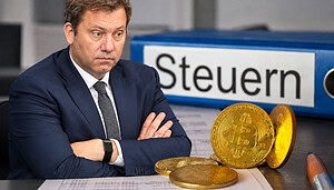Lars Klingbeil mit verschränkten Armen vor Bitcoin-Münzen und einem Steuerordner. Die geplante Bitcoin-Steuerreform könnte das Ende der einjährigen Bitcoin-Haltefrist bedeuten.