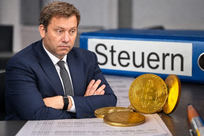 Lars Klingbeil mit verschränkten Armen vor Bitcoin-Münzen und einem Steuerordner. Die geplante Bitcoin-Steuerreform könnte das Ende der einjährigen Bitcoin-Haltefrist bedeuten.