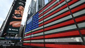 Eine Werbetafel mit der Schauspielerin Sydney Sweeney am Times Square in New York