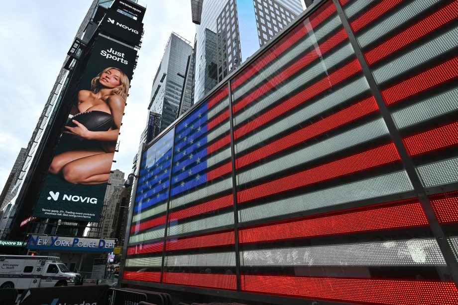 Eine Werbetafel mit der Schauspielerin Sydney Sweeney am Times Square in New York