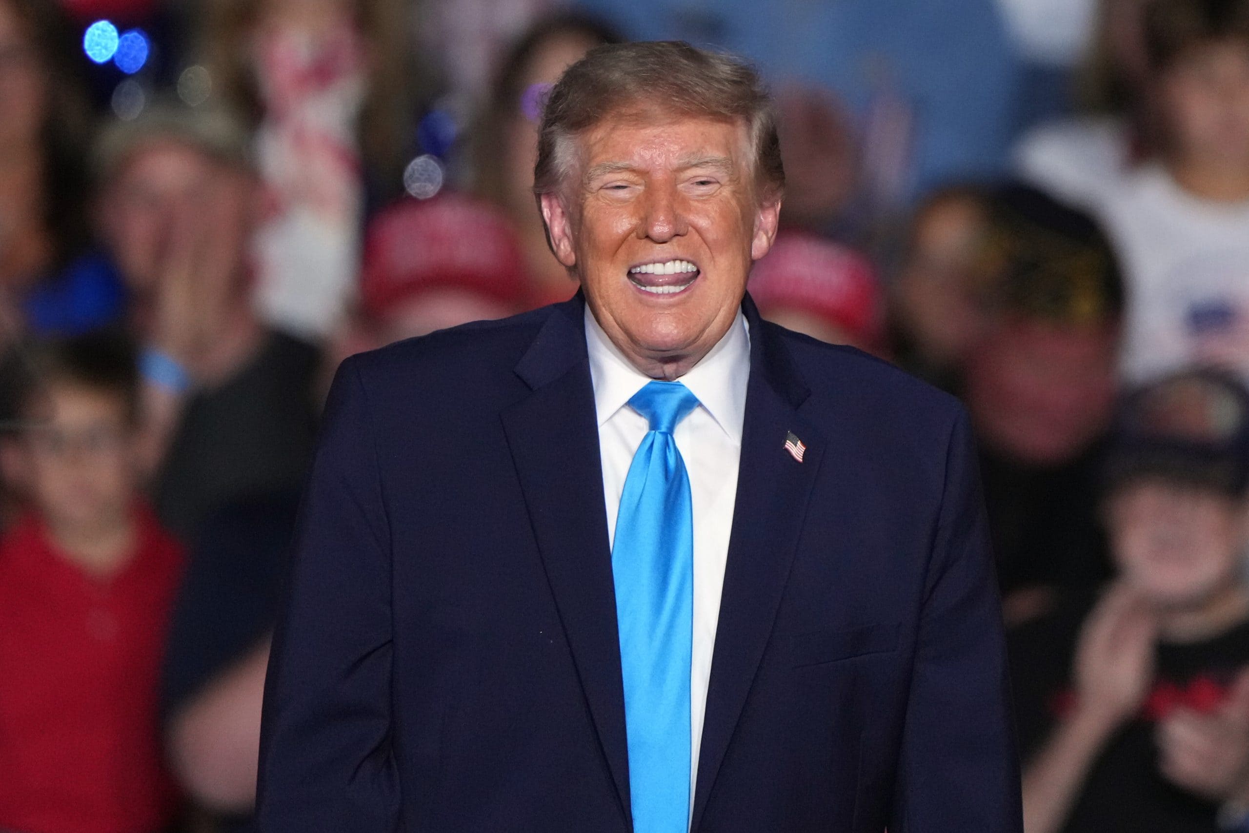 Präsident Donald Trump lächelt bei einer Wahlkampfveranstaltung im Pinnacle Bank Expo Center am Montag, dem 5. Oktober 2026, in Grand Island, Nebraska.
