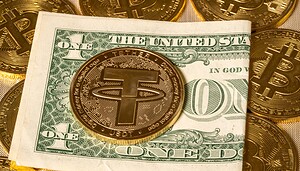 Tether-USDT-Münze auf Dollarschein