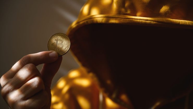 Das Bild zeigt einen Dieb und eine Bitcoin-Münze