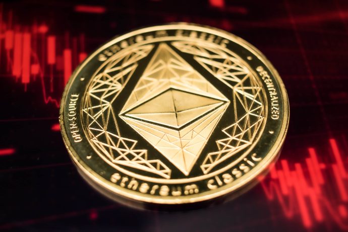 Eine Ethereum-Münze vor einem roten Kurschart