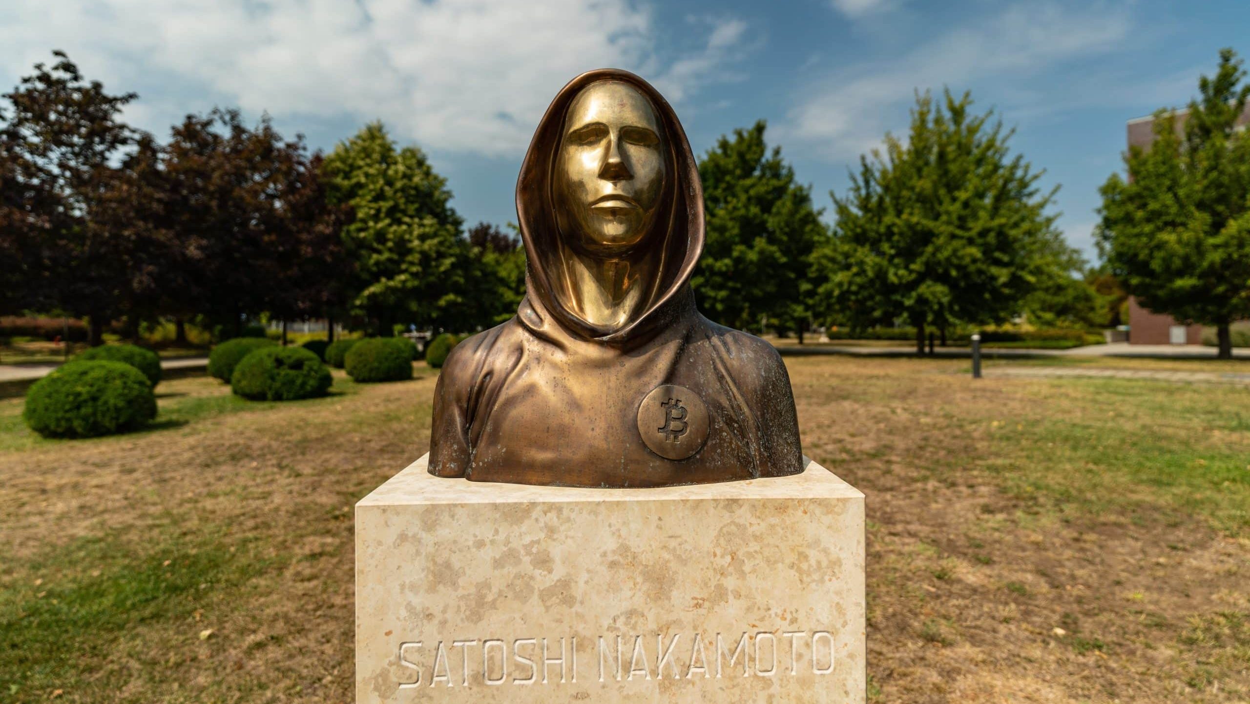 Das Bild zeigt eine Statue von Satoshi Nakamoto
